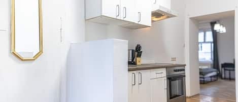 Een koelkast, een magnetron, een oven, een kookplaat