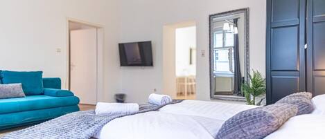 2 bedrooms, desk, WiFi, bed sheets