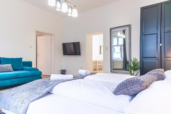 2 室のベッドルーム、デスク、WiFi、ベッドシーツ