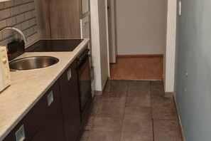 冷蔵庫、電子レンジ、オーブン、コンロ