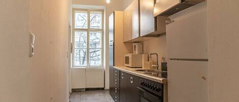 Een koelkast, een microgolfoven, een oven, een kookplaat