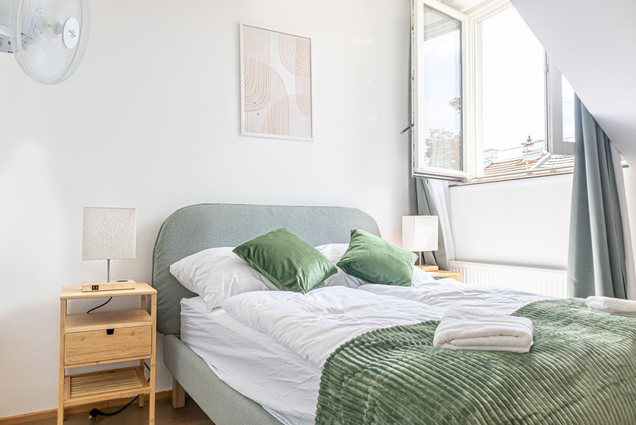 2 bedrooms, desk, iron/ironing board, WiFi