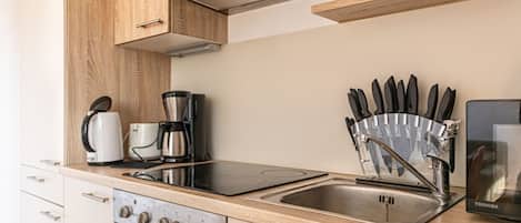 Jääkaappi, mikroaaltouuni, uuni, liesi