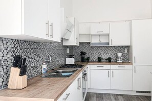 Geladeira, micro-ondas, fogão, cooktop