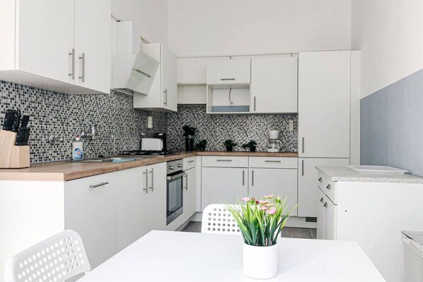 Fridge, microwave, oven, stovetop