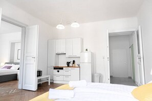 6 bedrooms, WiFi, bed sheets