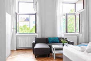 Smart TV - 4 Great Apartments AKH - Ideal for Groups of 19 (Wien)