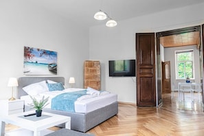 6 bedrooms, iron/ironing board, WiFi, bed sheets