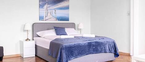 6 bedrooms, WiFi, bed sheets