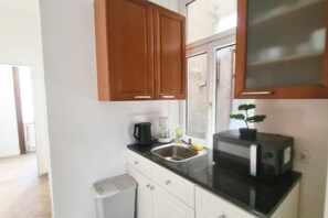 冷蔵庫、電子レンジ、オーブン、コンロ