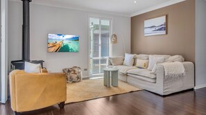 TV connectée, cheminée, livres