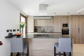 Fridge, microwave, oven, stovetop - Modern penthouse near Puente Romano with sea views (Marbella)