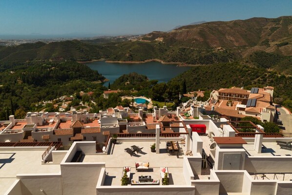 Property grounds - Modern penthouse near Puente Romano with sea views (Marbella)