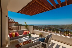 Property grounds - Modern penthouse near Puente Romano with sea views (Marbella)