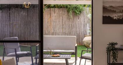 The Poleg Coastal Oasis | Villa with Garden Charm