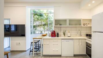 Een koelkast, een oven, een kookplaat, een vaatwasser