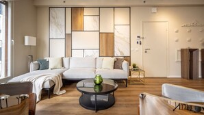 Una sala de estar moderna con un sofá modular, una mesa de centro redonda y una decoración minimalista.
