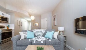 Smart TV, fireplace, books - Boho Suite - Long Stays - King Bed - Fireplace & WiFi (Edmonton)