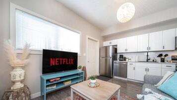 Smart TV, caminetto, libri