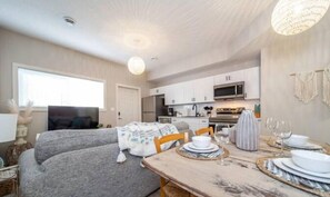 Interior - Boho Suite - Long Stays - King Bed - Fireplace & WiFi (Edmonton)