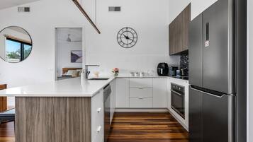 Geladeira, micro-ondas, fogão, cooktop