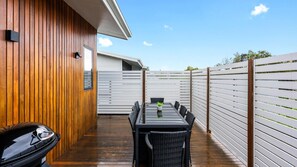 Outdoor dining - Best of Both Worlds Inverloch (Inverloch)