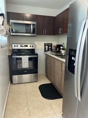 Frigorífico, microondas, horno y placa de cocina