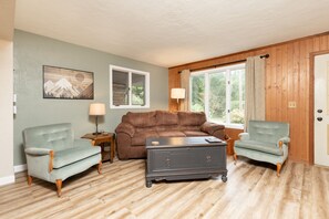 智能電視、電子遊戲、足球機、書籍