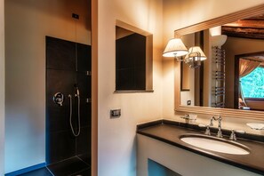 Shower, hair dryer, bidet - Villa Oasi - My Home in Como (Canzo)