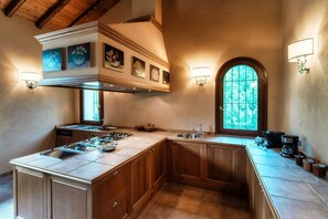 Fridge, microwave, oven, stovetop - Villa Oasi - My Home in Como (Canzo)