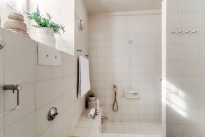Shower, hair dryer, bidet - Villa Vica - My Home in Como (Musso)