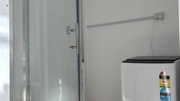 家庭公寓 | 浴室 | 淋浴设施、吹风机、毛巾、洗发水