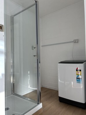 Family Apartment | Bathroom | Shower, hair dryer, towels, shampoo - Avon Apartments (Hamilton)