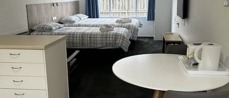 Standard trippelrum | 2 sovrum, mörkläggningsgardiner, strykjärn/strykbräda och gratis wi-fi
