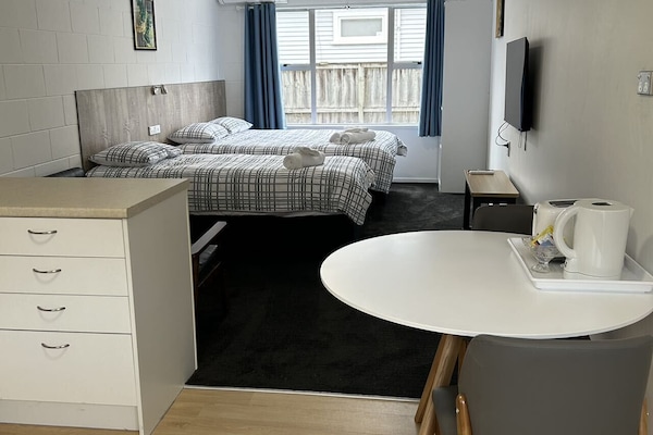 2 habitaciones, cortinas blackout y tabla de planchar con plancha