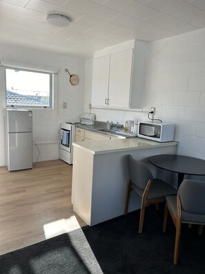 Standard Apartment | Private kitchen | Mini-fridge, microwave, electric kettle, toaster - Avon Apartments (Hamilton)