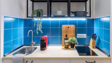 Habitación urbana | Cocina privada | Refrigerador, parrilla de estufa y cafetera y tetera