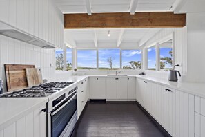 Kjøleskap, mikrobølgeovn, ovn og oppvaskmaskin