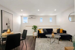 Smart TV, books, stereo - Overlooking Ryrie Street! (Geelong)