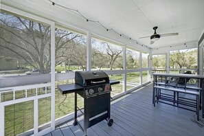 Outdoor dining - Charming 2-bedroom house with AC and WiFi in welcoming Austin (Austin)