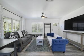 Smart TV - Charming 2-bedroom house with AC and WiFi in welcoming Austin (Austin)