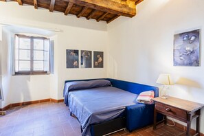 1 bedroom, iron/ironing board, WiFi, bed sheets - GuestHost - Cozy apartment of about 35sqm located on the ground floor of a renovated period building, without elevator (steps to access it). The accommodation is located in the historic center of Castagneto Carducci, a medieval village named after the we (Castagneto Carducci)