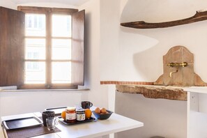 Kühlschrank, Mikrowelle, Herdplatte, Toaster