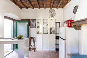 Réfrigérateur, micro-ondes, plaque de cuisson, grille-pain