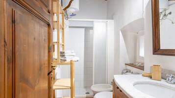Doccia, asciugacapelli, bidet