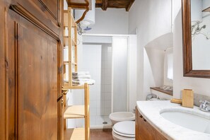 Shower, hair dryer, bidet - GuestHost - Cozy apartment of about 35sqm located on the ground floor of a renovated period building, without elevator (steps to access it). The accommodation is located in the historic center of Castagneto Carducci, a medieval village named after the we (Castagneto Carducci)