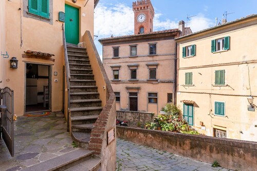 Cozy apartment of about 35sqm located on the ground floor of a renovated period building, without elevator (steps to access it). The accommodation is located in the historic center of Castagneto Carducci, a medieval village named after the well-known Ita