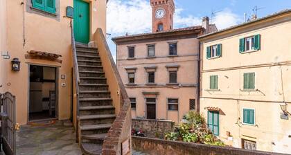 Cozy apartment of about 35sqm located on the ground floor of a renovated period building, without elevator (steps to access it). The accommodation is located in the historic center of Castagneto Carducci, a medieval village named after the well-known Ita