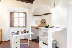 Geladeira, micro-ondas, cooktop, torradeira