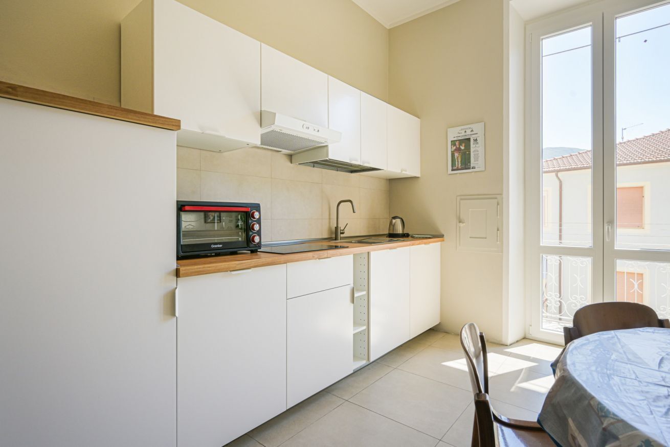 Kühlschrank, Herdplatte, Kochgeschirr/Geschirr/Besteck